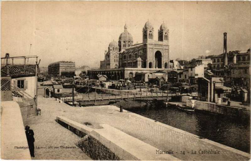 Carte postale ancienne Marseille La Cathedrale à Marseille