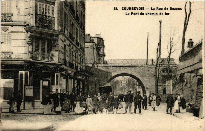 Carte postale ancienne Courbevoie La Rue de Bezons-Le Pont du chemin de fer à Courbevoie