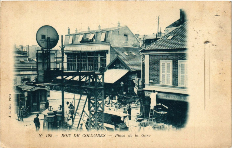 Carte postale ancienne Bois-Colombes Place de la Gare à Bois-Colombes