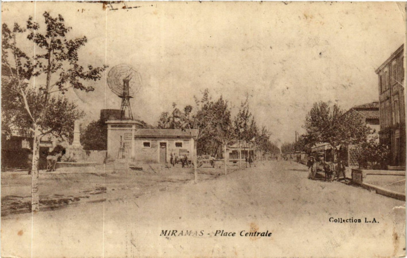 Carte postale ancienne Miramas Place Centrale à Miramas