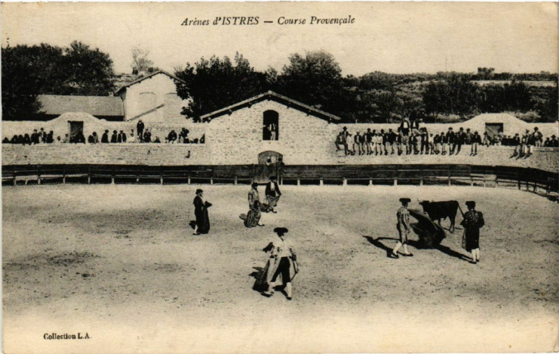 Carte postale ancienne Istres Arénes d'Istres-Course Provencale à Istres