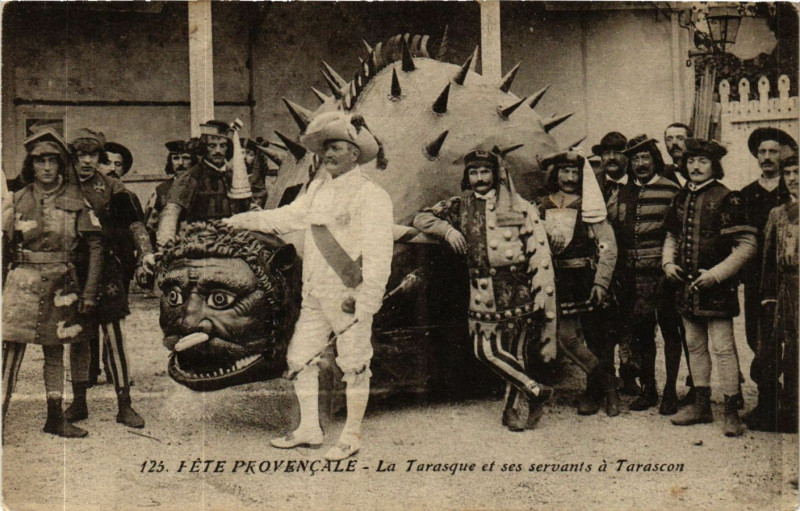 Carte postale ancienne Fete Provencale La Tarasque et ses servants a Tarascon à Tarascon