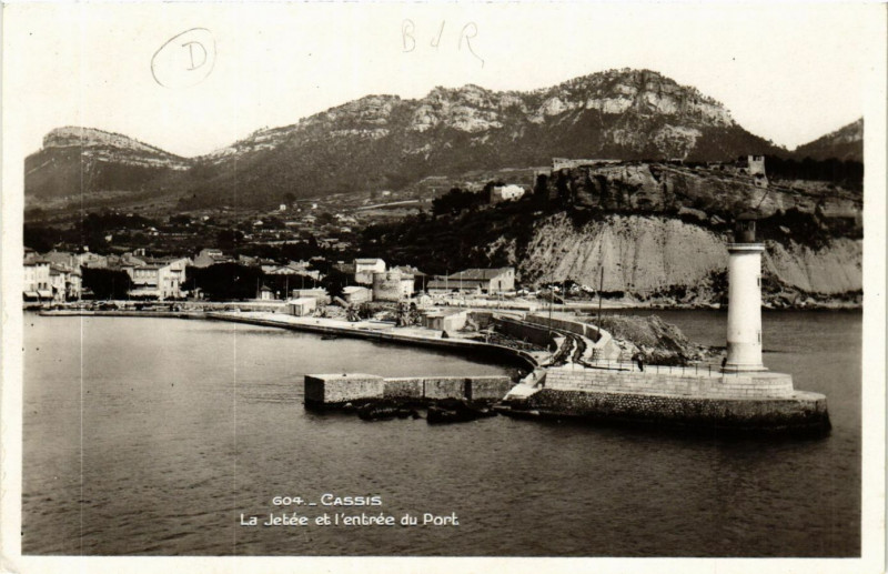 Carte postale ancienne Cassis Le Jetee et l'entree du Port à Cassis