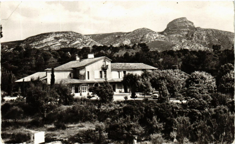 Carte postale ancienne Aubagne Pavillon Central et Le Garlaban à Aubagne