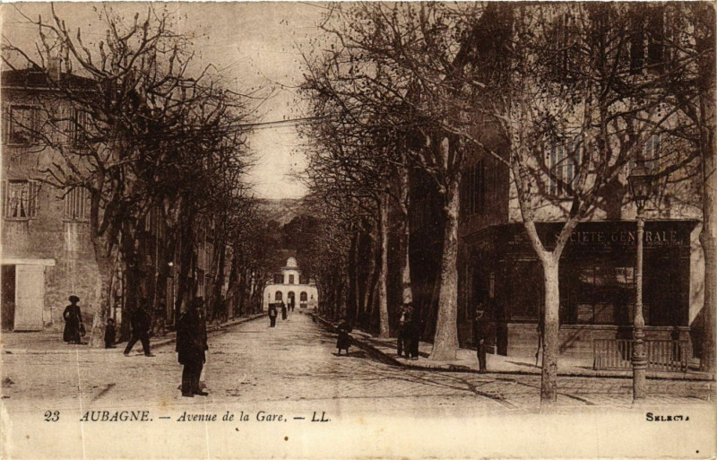 Carte postale ancienne Aubagne Avenue de la Gare à Aubagne