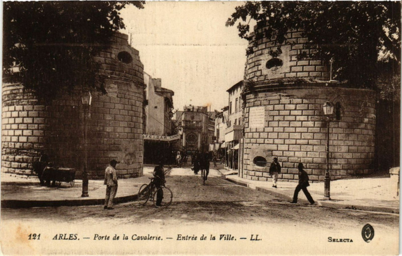Carte postale ancienne Arles Porte de la Cavalerie-Entree de la Ville à Arles