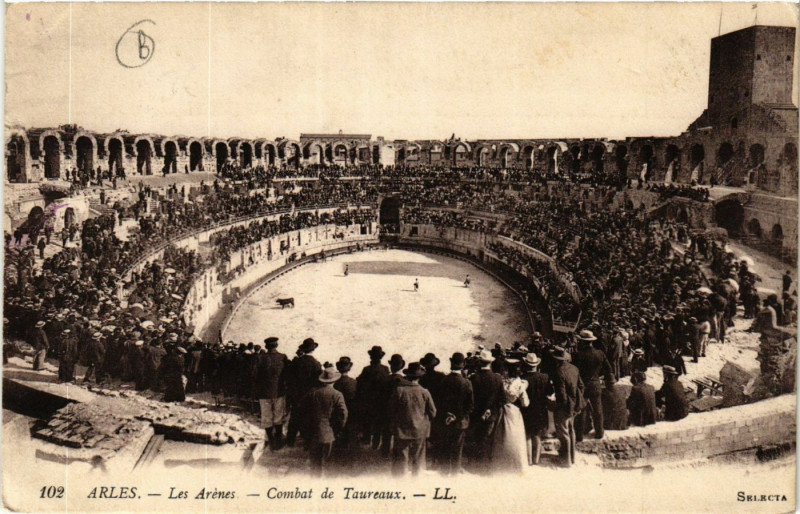 Carte postale ancienne Arles Les Arenes-Combat de Taureaux à Arles