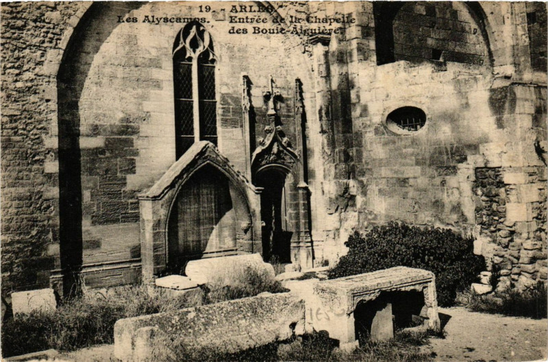 Carte postale ancienne Arles Les Alyscamps-Entree de la Chapelle à Arles