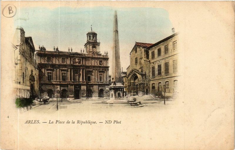 Carte postale ancienne Arles La Place de la Republique à Arles
