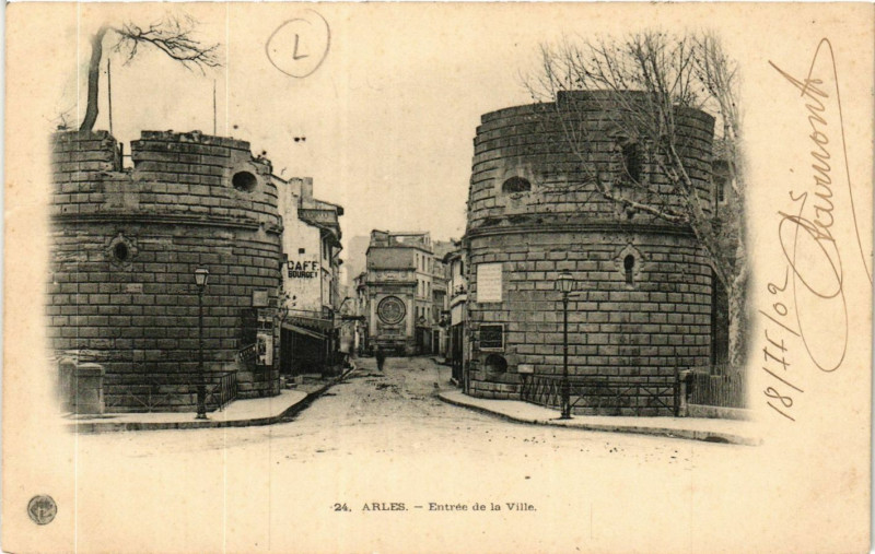 Carte postale ancienne Arles Entree de la Ville à Arles