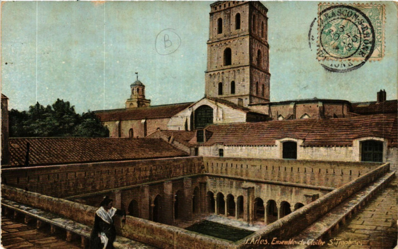 Carte postale ancienne Arles Ensemble du Cloitre St-Trophime à Arles