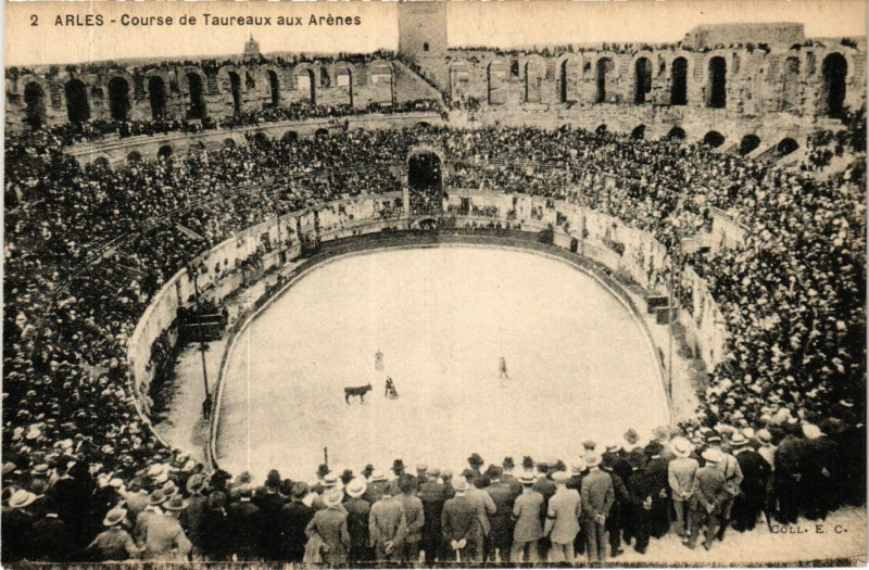 Carte postale ancienne Arles Course de Taureaux aux Arenes à Arles