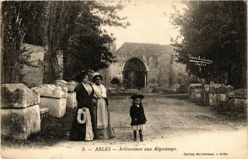 Carte postale ancienne Arles Arlésiennes aux Alyscamps à Arles