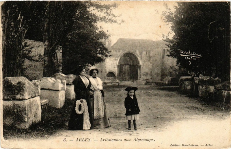 Carte postale ancienne Arles Arlésiennes aux Alyscamps à Arles