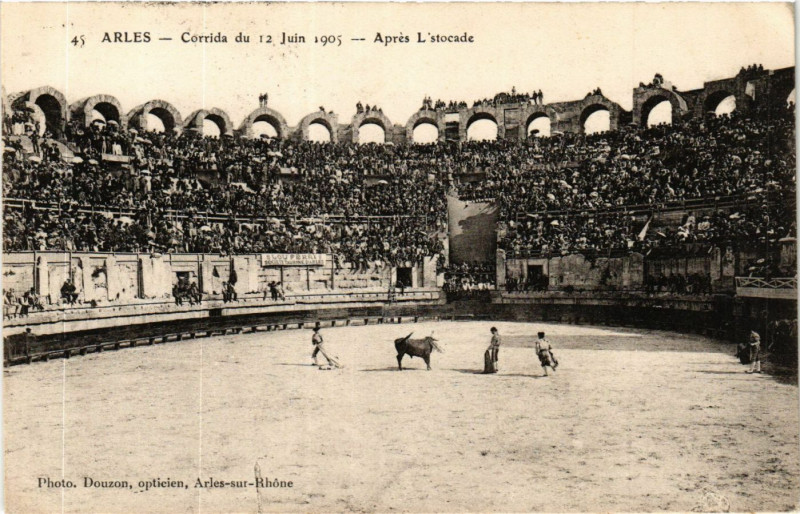Carte postale ancienne Arles Apres L'stocade à Arles