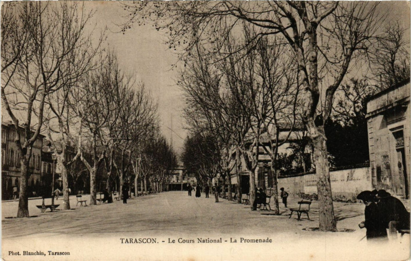 Carte postale ancienne Tarascon Le Cours National-La Promenade à Tarascon