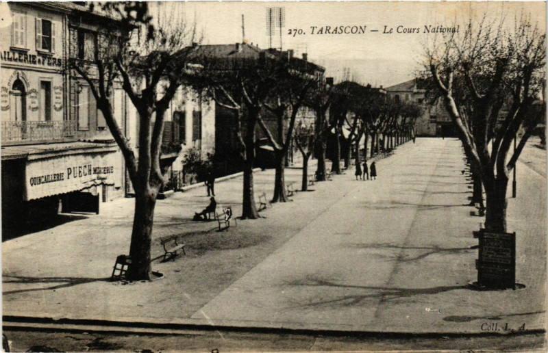 Carte postale ancienne Tarascon Le Cours National à Tarascon