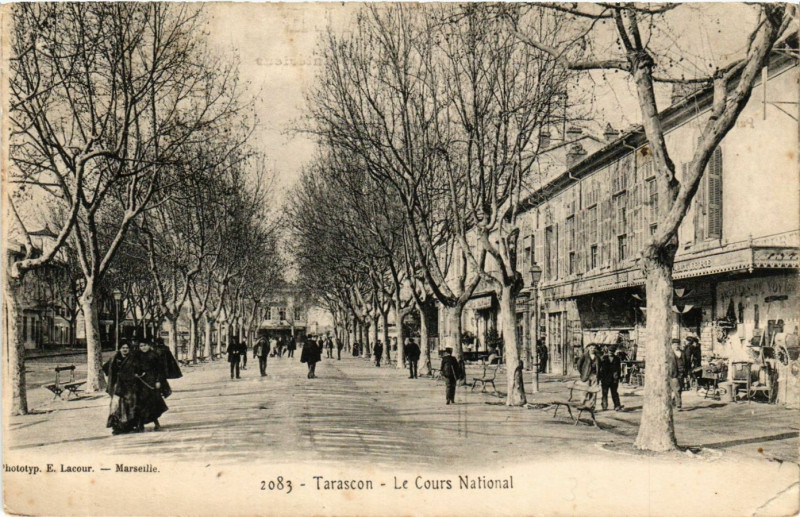 Carte postale ancienne Tarascon Le Cours National à Tarascon