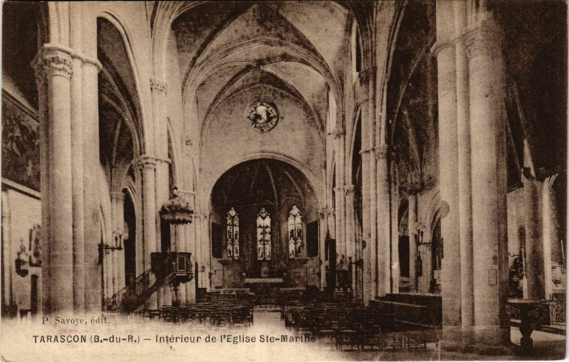 Carte postale ancienne Tarascon Interieur de l'Eglise Ste-Marthe à Tarascon