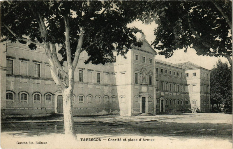 Carte postale ancienne Tarascon Charite et place d'Armes à Tarascon