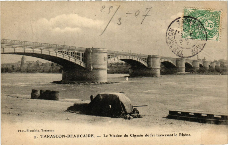 Carte postale ancienne Tarascon Beaucaire-Le Viaduc du Chemin de fer à Tarascon