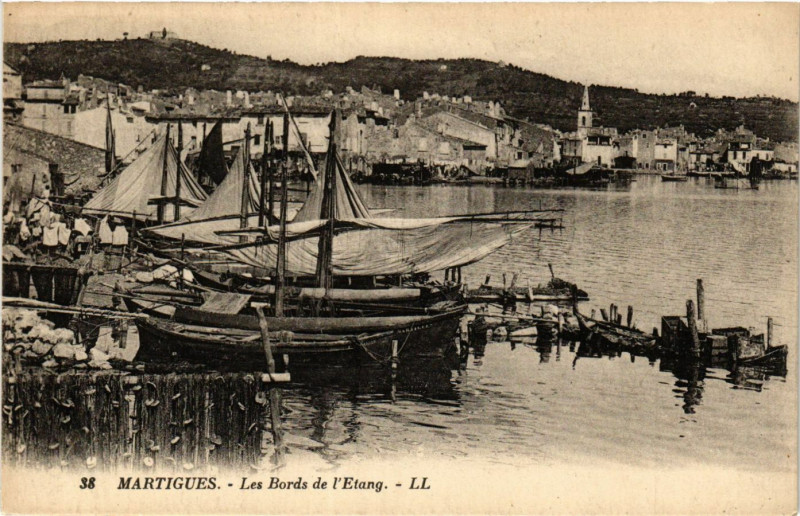 Carte postale ancienne Martigues Les Bords de l'Etang à Martigues