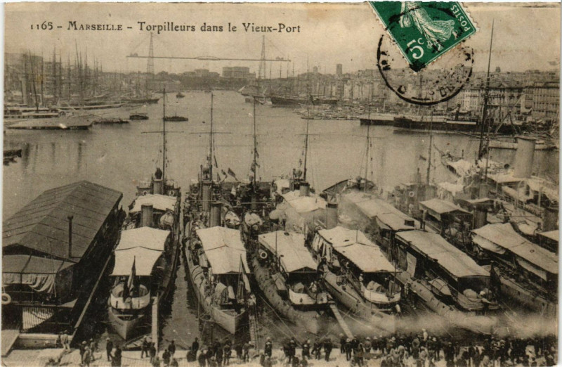 Carte postale ancienne Marseille Torpilleurs dans le Vieux Port à Marseille