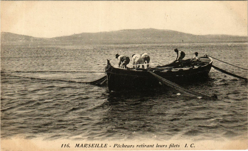 Carte postale ancienne Marseille Pecheurs retirant leurs filets à Marseille