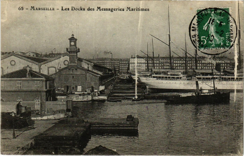 Carte postale ancienne Marseille Les Docks des Massegeries Maritimes à Marseille