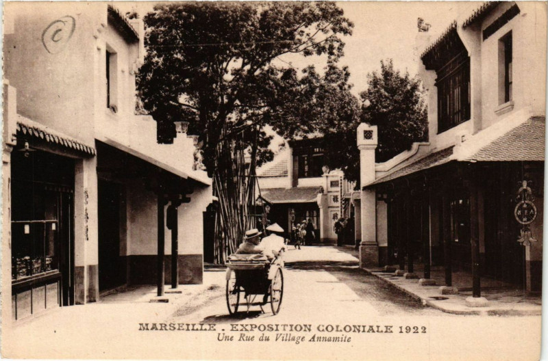 Carte postale ancienne Marseille Expo Coloniale-Une Rue du Village Annamite à Marseille