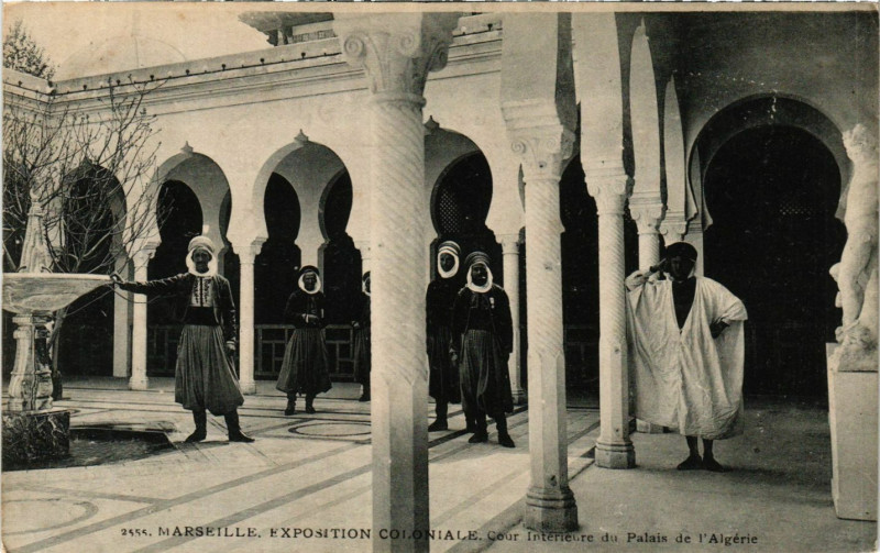 Carte postale ancienne Marseille Cour interieure du Palais de l'Algerie à Marseille