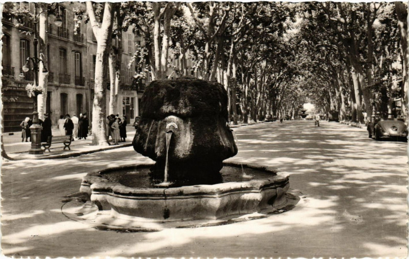 Carte postale ancienne Aix-en-Provence Fontaine Thermale sur le cours Mirabeau à Aix-en-Provence
