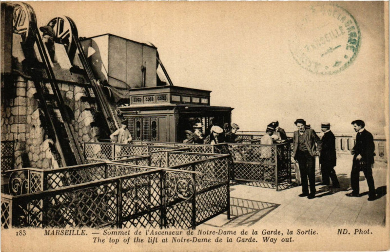 Carte postale ancienne Marseille Sommet de l'Ascenseur de Notre Dame de la Garde-La Sortie à Marseille