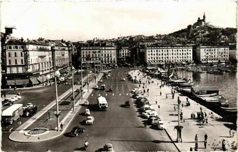 Carte postale ancienne Marseille Le Quai des Belges-Au fond-Notre Dame de la Garde à Marseille