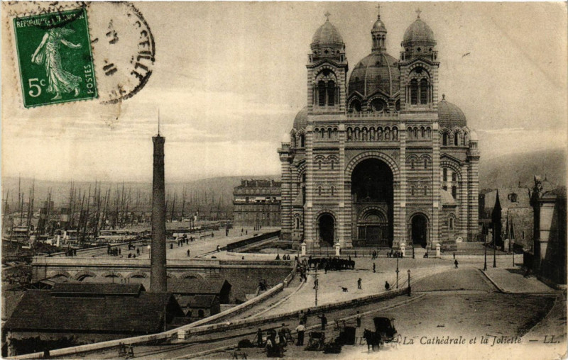 Carte postale ancienne Marseille La Cathedrale et la Joliette à Marseille