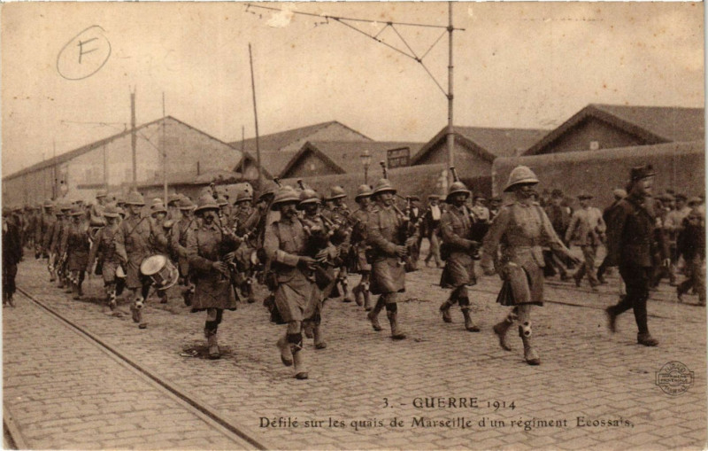 Carte postale ancienne Marseille Defile sur les quais de Marseille d'un regiment Ecossais à Marseille