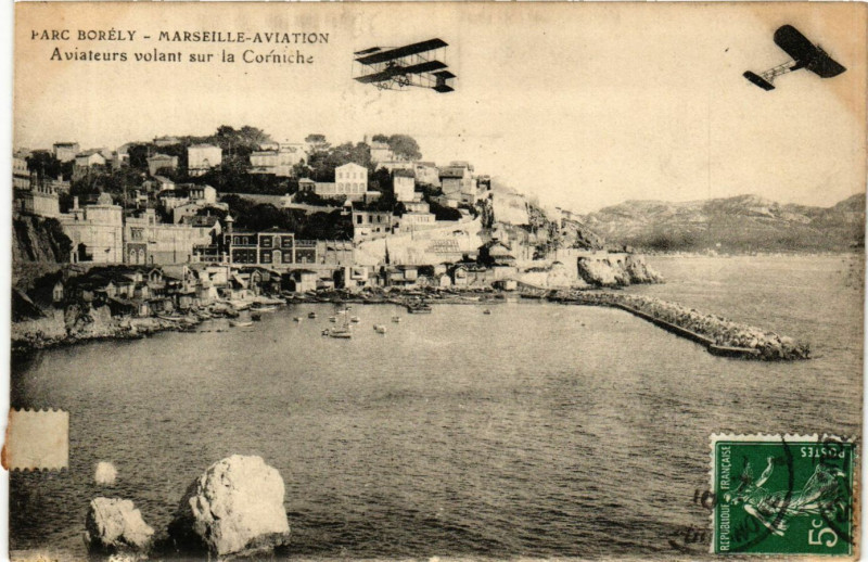 Carte postale ancienne Marseille Aviation-Aviateurs volant sur la Corniche à Marseille