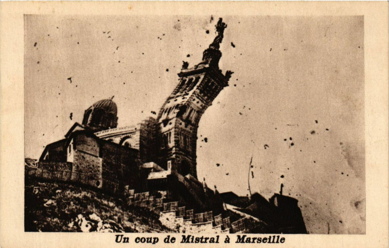Carte postale ancienne Un coup de mistral a Marseille à Marseille