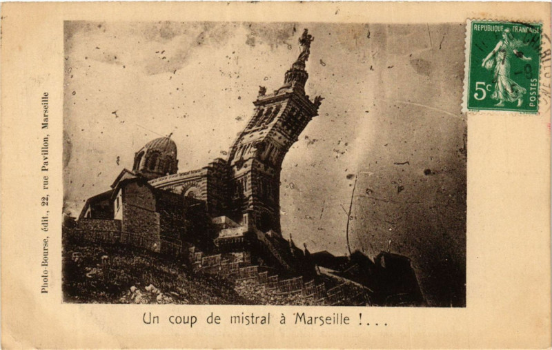 Carte postale ancienne Un coup de mistral a Marseille à Marseille