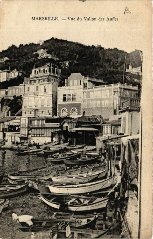 Carte postale ancienne Marseille Vue du Vallon des Auffes à Marseille