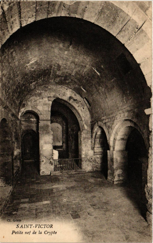 Carte postale ancienne Marseille St-Victor Petite nef de la Crypte à Marseille