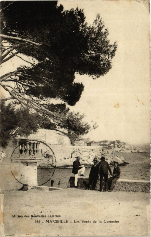 Carte postale ancienne Marseille les Bords de la Corniche à Marseille