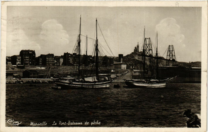 Carte postale ancienne Marseille Le Port Bateau x de peche à Marseille