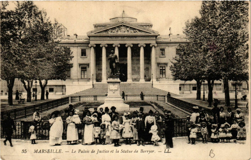 Carte postale ancienne Marseille Le Palais de Justice et la Statue de Bereyer à Marseille