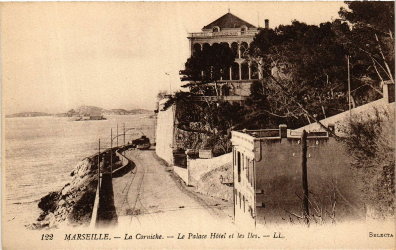 Carte postale ancienne Marseille La Corniche La Palace Hotel et les Iles à Marseille