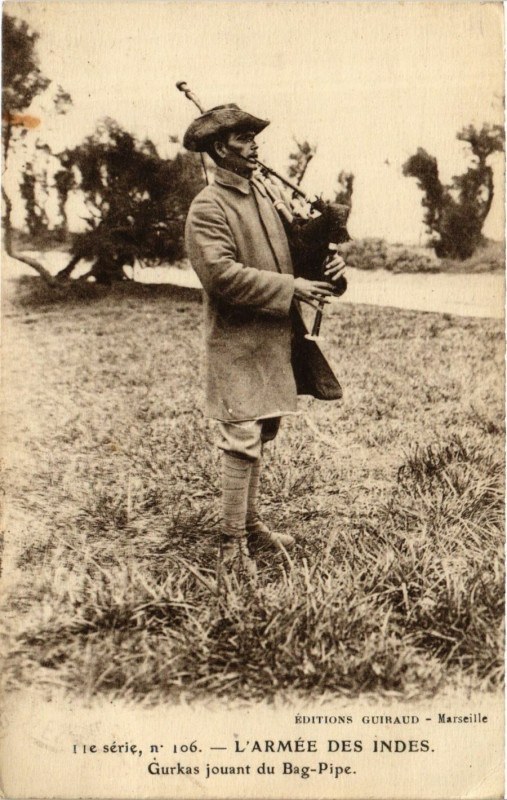 Carte postale ancienne Marseille l'Armee des Indes Gurkas joueant du Bag-Pipe à Marseille
