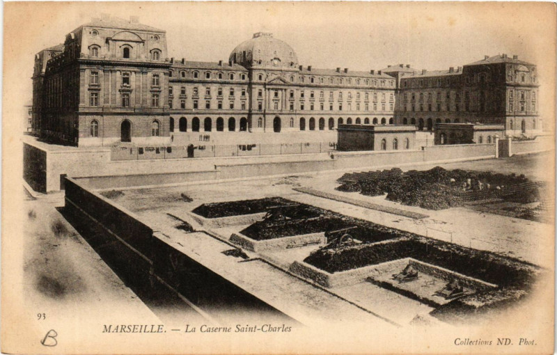 Carte postale ancienne Marseille L Caserne St-Charles à Marseille