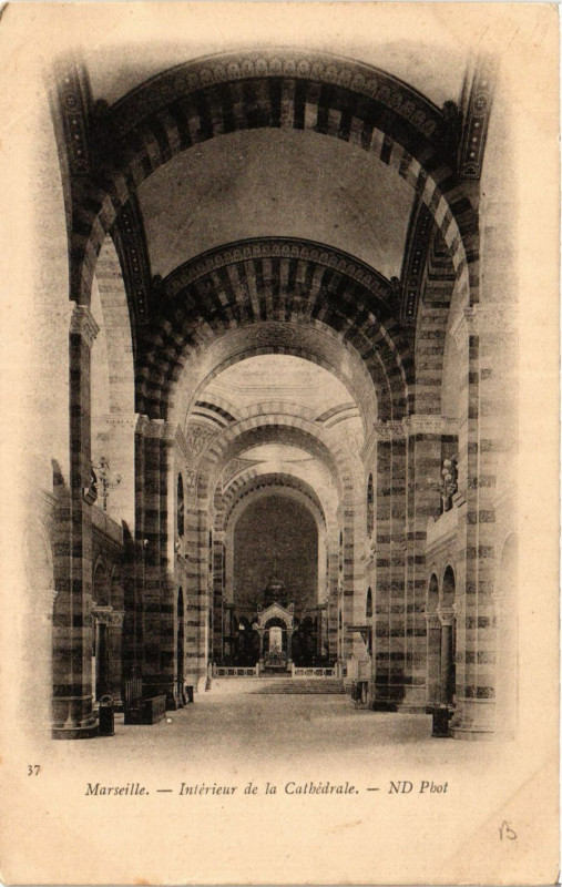 Carte postale ancienne Marseille Interieur e la Cathedrale à Marseille