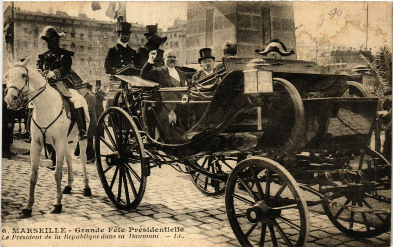 Carte postale ancienne Marseille Grande Fete Presidentielle. Le President dans sa Daumont à Marseille