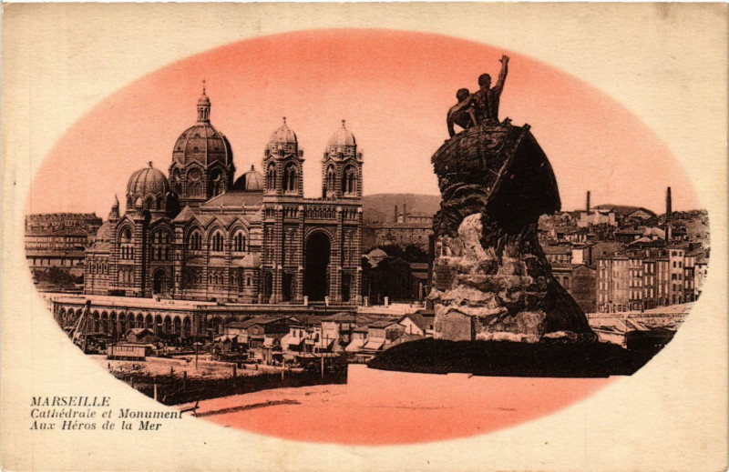 Carte postale ancienne Marseille Cathedrale et Monument Aux Heros de la Mer à Marseille